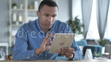 年轻的非洲男子在使用平板电脑时会因失物招领